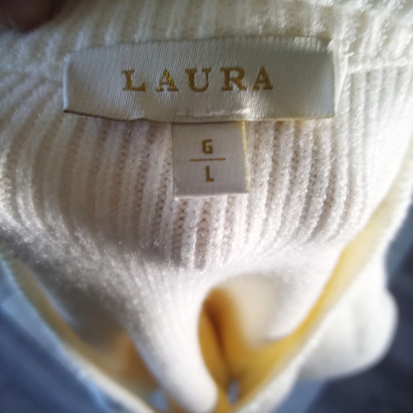 Chic Laura V-Neck Sweater in Cream - Picture 2 of 4